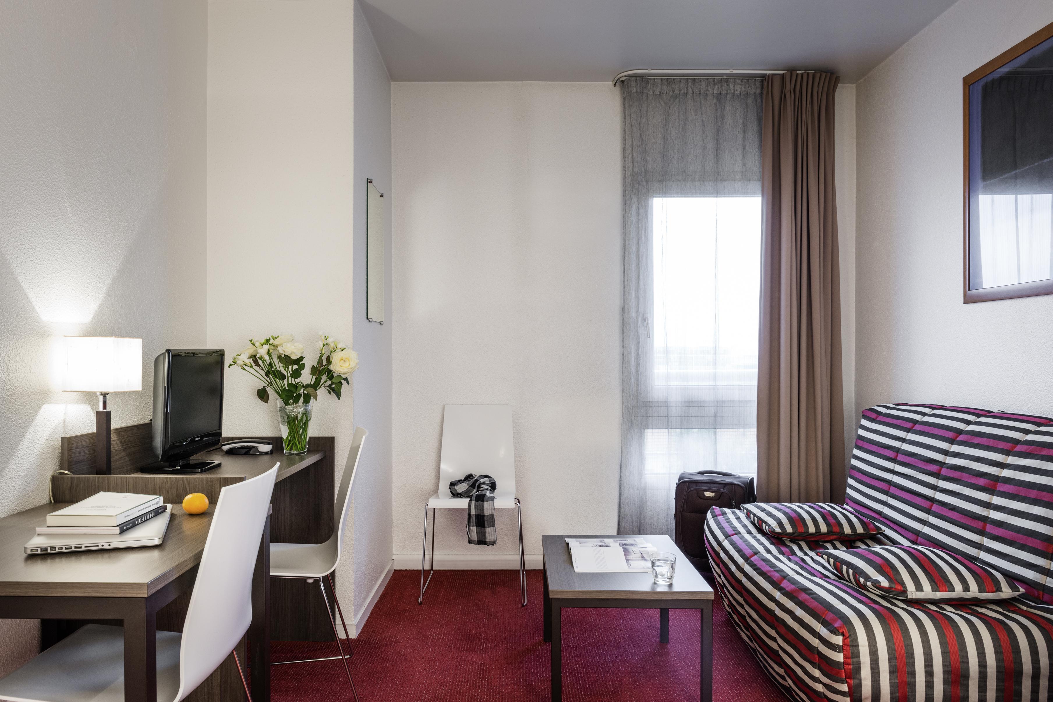 Paris rent. Отель Hipark Hotel Paris la Villette. Aparthotel Adagio access. Aparthotel Adagio access Hamburg.